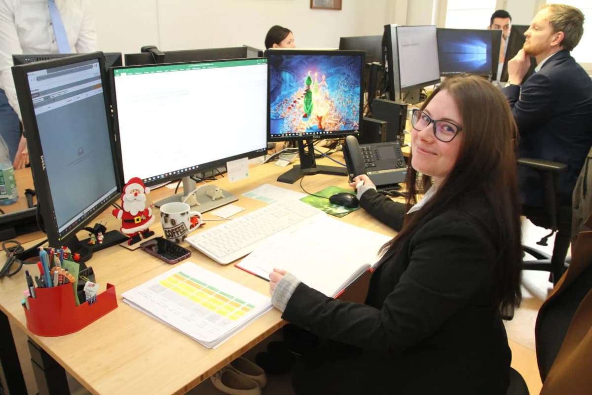 Mitarbeiterin bearbeitet Unterlagen zur Steueroptimierung in BerKons Büro in Potsdam