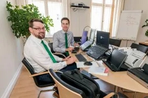 Zwei Steuerberater von BerKon während einer Betriebsprüfung.